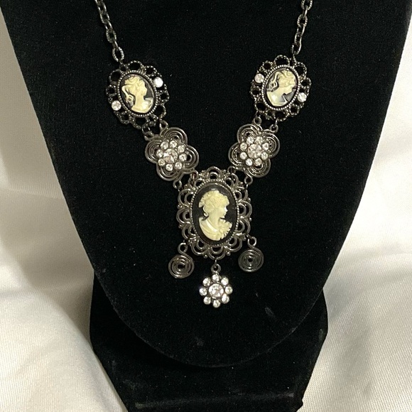 PULSE Cameo Necklace - Picture 3 of 5